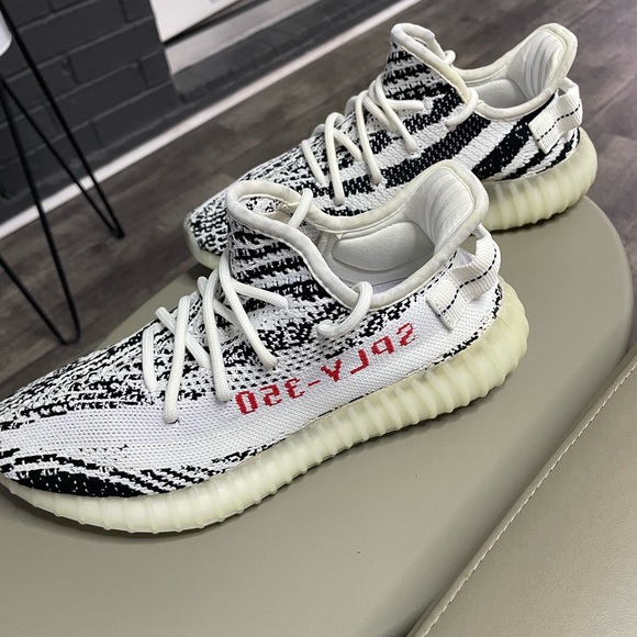 ✨YEEZY BOOST 350 V2 ADIDAS ORIGINALS - 8.5 women - Picture 2 of 10